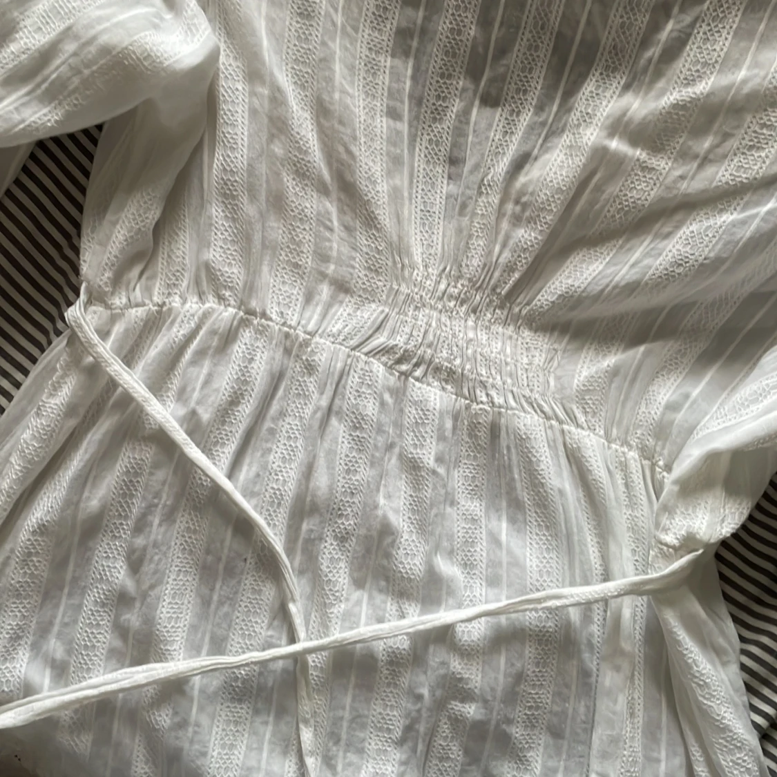 Vit blus med spets och broderi - 91