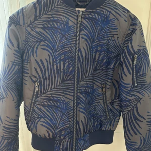Mönstrad bomberjacka - Säljer denna mönstrade bomberjacka då den tyvärr blivit för liten för mig. Jackan har inga defekter och är enbart använd ett fåtal gånger. Vid frågor är det bara att höra av sig🤍