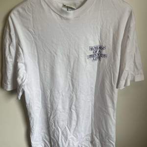 Snygg t-shirt med tryck från h&m, nästintill oanvänd