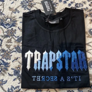 Trapstar T-shirt - Säljer min trapstar t-shirt i färgen svart den är storlek S det finns också i vit och grå färg