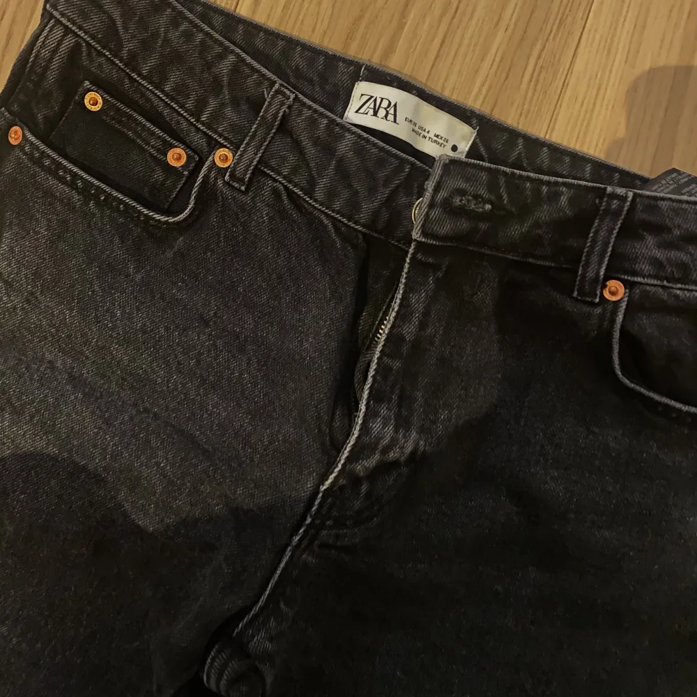 Så fina svarta zara jeans som tyvärr inte passar mig längre . Inga slitage och passar i längd till mig som är 165cm. Jeans & Byxor.