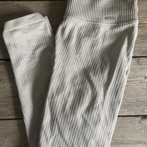 Aimn tights - Säljer ett par beiga ribbade tights från Aimn. Knappt använda. Pris kan diskuteras🫶🏼