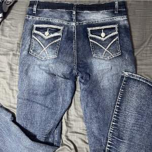 Jeans i nyskick, använd 1 gång pga att de var lite för långa för mig. Bootcut, mörkblå, storlek L. Jag är 165 och de va nån cm för långa 