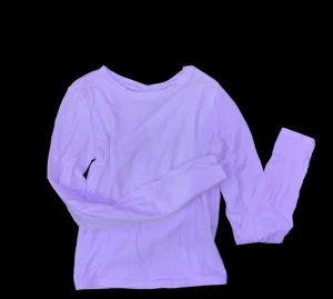 Tröja - Fin tröja från h&m. Säljer då den är för liten🤍 Säljer en likadan i svart!