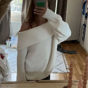 Stickad tröja från hm - använd 1 gång tvättad en gång! Storlek s !!  kom privat för fler bilder!! bra skick!!💞