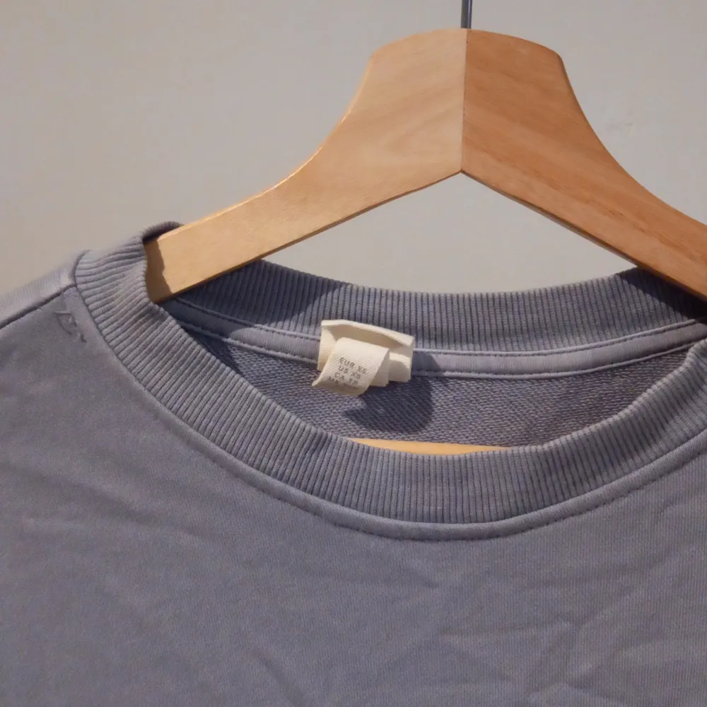 En blå swrtshirt från H&M i storlek xs men skulle säga att den ävrn passar som S eller M. Skriv ifall du är intresserad💙. Tröjor & Koftor.
