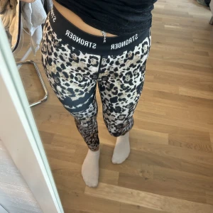 Tränings byxor  - Säljer mina träningsbyxor från Stronger i st XS då dom inte kommer till användning, använt fåtal gånger och har inga skador. Frakt tillkommer!