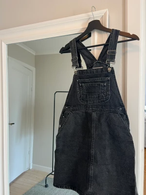 Jeans klänning - Bra skick , stolek 10 UK motsvarar ca 36-38 i svenska storlekar💗