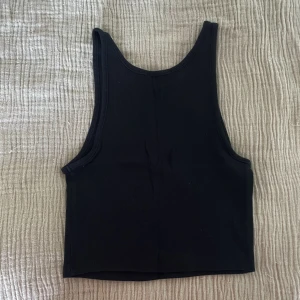 Ribbat linne zara  - Svart ribbat linne från Zara, storlek M men mer som en S. Endast använt en gång och sedan tvättat 💗