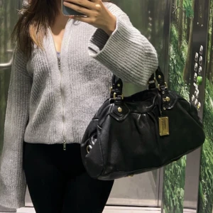 Marc jacobs - Äkta marc jacobs väska i mellan storlek, super fint sick och verkligen en favorit men har tröttnat lite på den🫶🏼 