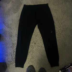 Cp company - Säljer ett par jätte sköna cp company sweatpants mkt bra skick knappt använda säljs pga av att ja har växt ur dom, vill du ha mer bilder så är de vara att säga till så löser vi de så snabbt som möjligt 