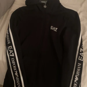 EMPORIO ARMANI SÄLLSYNT KOFTA - en av de snyggaste armani koftorna som inte finns längre ute. Den är som ny då den bara varit i garderoben, även dyr då ja köpt den för 1300kr!. Va en av de få som bär runt denna sällsynta koftan! Pris kan diskuteras 