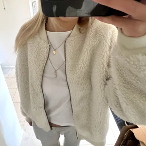 Teddy jacka - Säljer så snygg jacka i teddy, knappt använd och så fin!💞