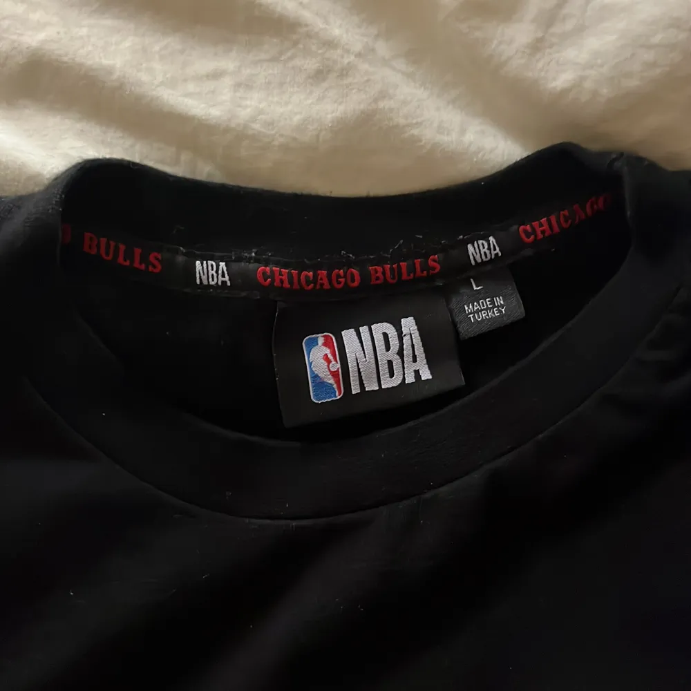 Detta är en t-shirt från NBA och lagen Chicago bulls som är en av det mest legendariska clubarna i NBA historia eftersom det har haft spelare som Dennis roadmen, Derozan och Michael Jordan. Denna tröja passar någon i size L men bäst M. Mitt i stan 100kr. T-shirts.