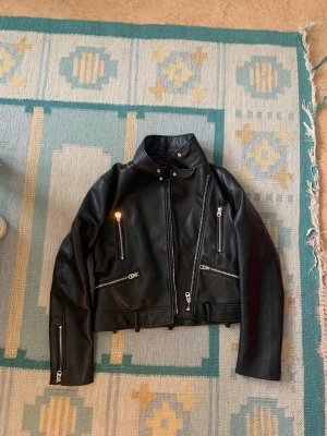 Skinnjacka - Klassiskt superfin skinnjacka som tyvärr är för liten för mig.  Inga skavanker på utsidan, bara lite slitage på insidan vid kragen. 