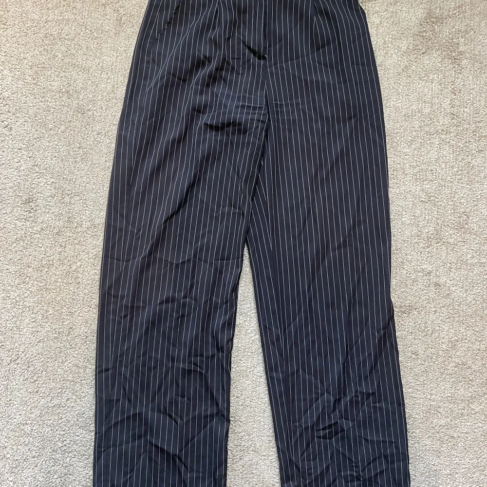 Randiga kostymbyxor från NA-KD. Mörkblå och vita.. Jeans & Byxor.
