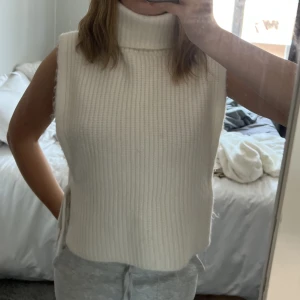 väst - så mysig pull over/stickad ”väst” från Lindex, knytning i sidan. bra skick