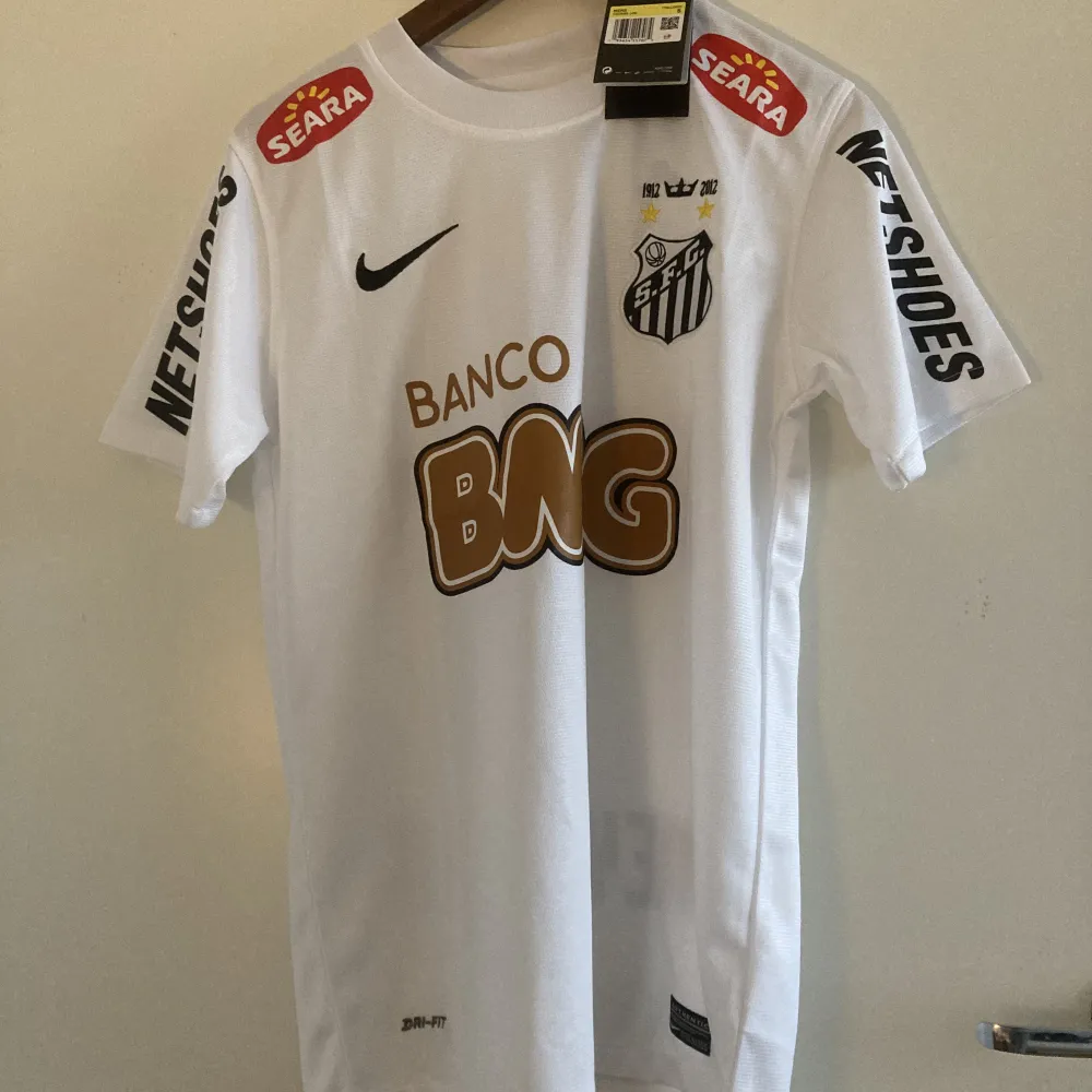 Helt ny Santos tröja med Neymar på ryggen. Kan mötas upp i stockholm. T-shirts.