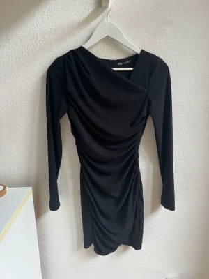 Svart festklänning  - Svart festklänning från Zara. Använd en gång, bra skick! Storlek Xs.