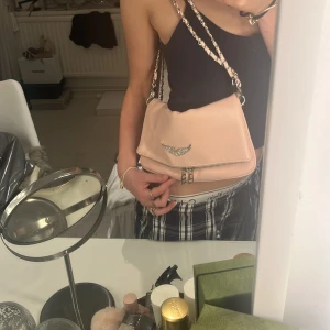 ZADIG VÄSKA!💗 - hej säljer min Zadig väska som är köpt i Palma, i ljusrosa färg helt oanvänd och jättefint skick! Super fin verkligen💕💕