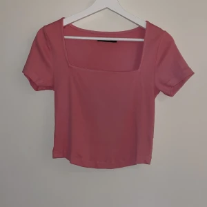 Bikbok tshirt  - Säljer nu min sparsamt använda tshirt från Bikbok. Storlek M men passar mig som i vanliga fall har S. Säljer då den inte kommer till användning längre💕