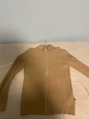 Mantinique tröja  - Hej säljer min tröja köpt från en outlet i barkaby i storlek m knappt använd skick riktigt fint