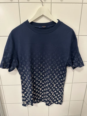 Lvse gradient t-shirt - Louis Vuitton t-shirt Deadstock Storlek M Tar erbjudanden  Aldrig använd 