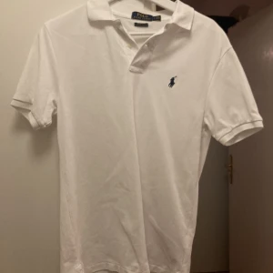 Polo Ralph louren piké - Tja, säljer min polo Ralph louren piké i storlek S kond 9/10 använd typ 2 gånger köpt på NK har tyvär inte kvar kvitto men självklart äkta