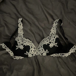 Intimissimi BH - Säljer min intimissimi bh storlek 75B, ENDAST TESTAD🩷  nypris 499 men säljer för 300kr. Kontakta mig vid intresse🫶🏻