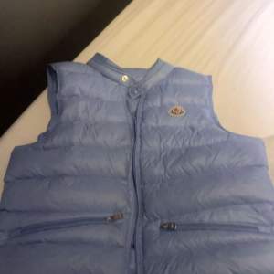 Tjena  Nu vill jag bli av med min moncler baby blue väst för den är för liten!  Ny pris 7000kr Köpt av en grabb på Plick där av inget kvitto!  Säljer den för 1800kr för de saknas kvitto finns i Helsingborg att hämta Mvh Måns 