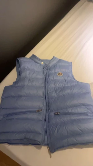 Moncler - Tjena  Nu vill jag bli av med min moncler baby blue väst för den är för liten!  Ny pris 7000kr Köpt av en grabb på Plick där av inget kvitto!  Säljer den för 1800kr för de saknas kvitto finns i Helsingborg att hämta Mvh Måns 