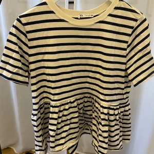 Randig topp från Zara - Blå/svart och vit randig topp från Zara i fint skick utan fläckar eller hål
