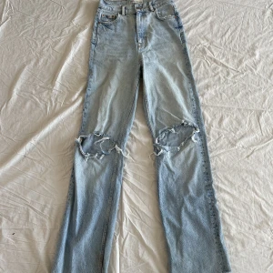 Zara jeans - Sjukt snygga jeans från zara! Strl. 34. Väldigt långa ben och snygga hål på knäna!