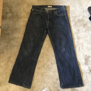 Straight leg jeans🥰 - Dessa är så fina men för korta för mig (är 165) sitter dock så fint på och har vart en av mina favoriter genom tiderna!✨