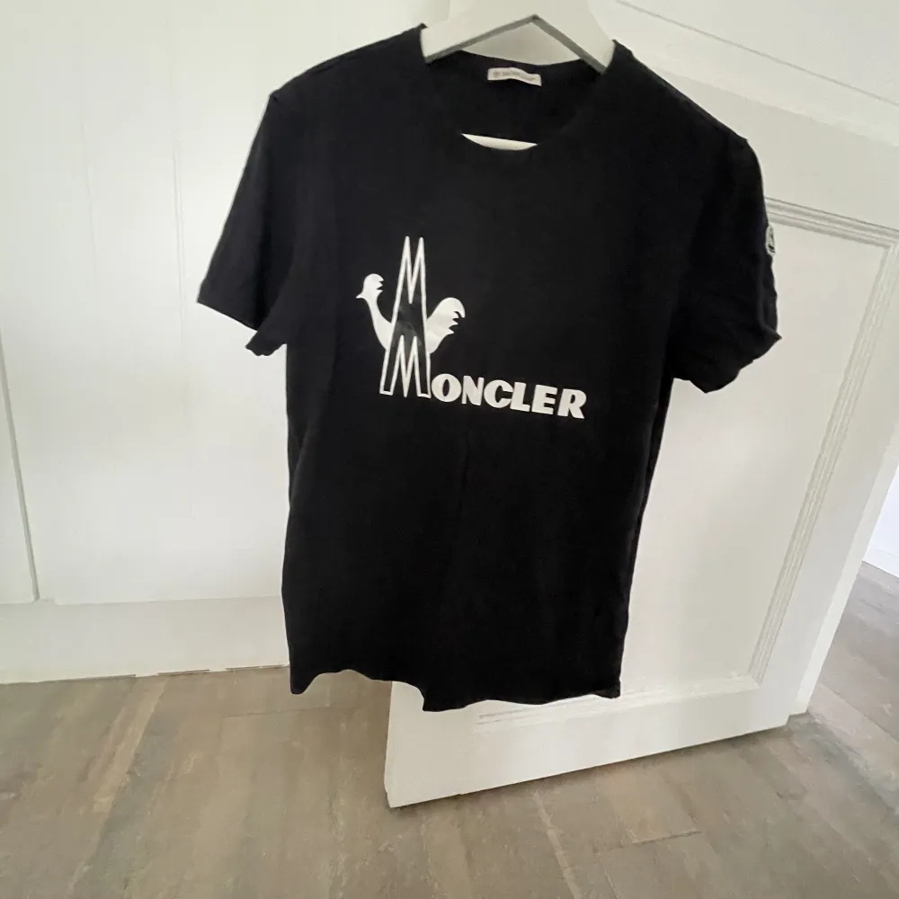 Jag säljer min moncler T Shirt i nästan nyskick. Den är använd kanske 10 gånger.  Den är köpt ny på NK i Göteborg för 2199kr. Det är en Size 1, så är du över 180 så är den för liten.. T-shirts.