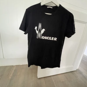Moncler T Shirt  - Jag säljer min moncler T Shirt i nästan nyskick. Den är använd kanske 10 gånger.  Den är köpt ny på NK i Göteborg för 2199kr. Det är en Size 1, så är du över 180 så är den för liten.