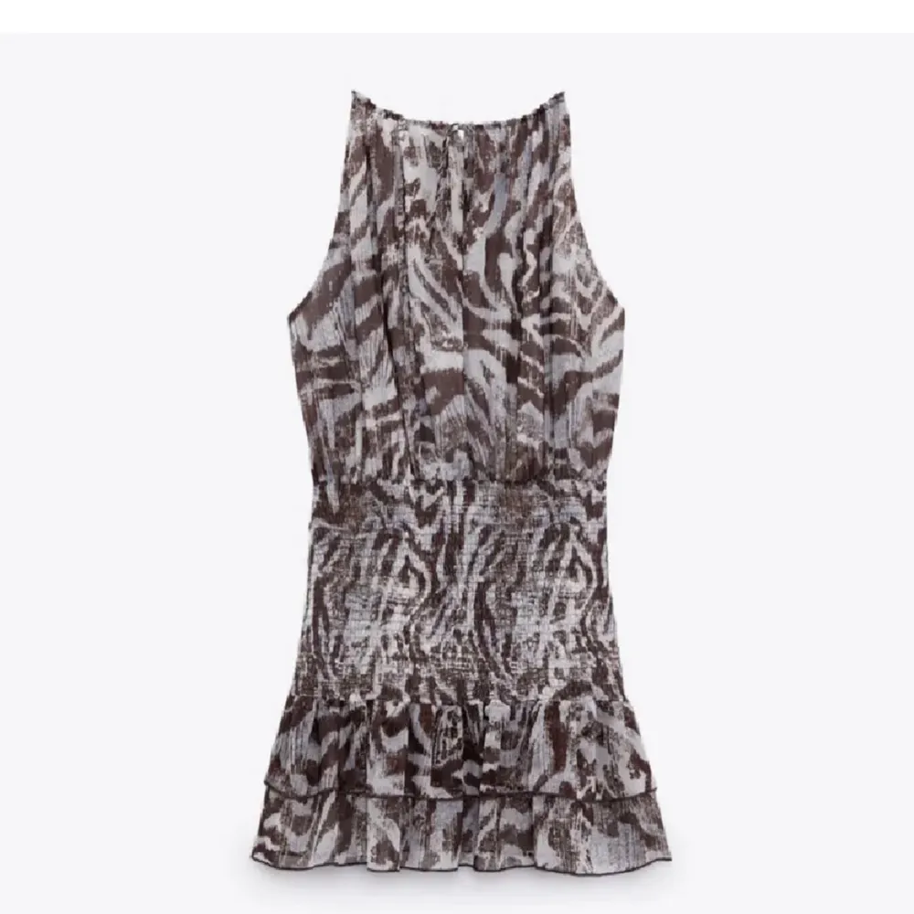 Säljer nu min super fina zebra mönstrade klänning från Zara!  Så bra skick, inga defekter!  Storlek S men passar även M!. Klänningar.