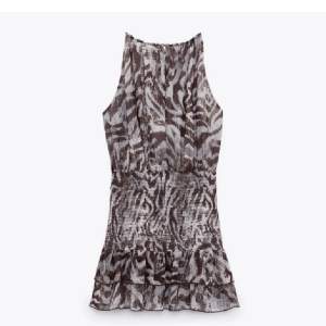 Säljer nu min super fina zebra mönstrade klänning från Zara!  Så bra skick, inga defekter!  Storlek S men passar även M!