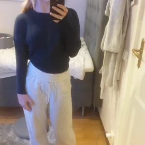 Långärmad tröja - Skön snygg långärmad tröja älskar den men har slutat använda.
