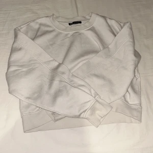 Tröja - En skittt finnn tröja från Zara skit skön och passar perfekt till Vinterna,lite basic och är köpt för ca 350kr.Den är mörkbrun eller vad man ska säga🙌🏼❤️❤️  100kr ink frakt🤘🏼🫶🏼💖❤️