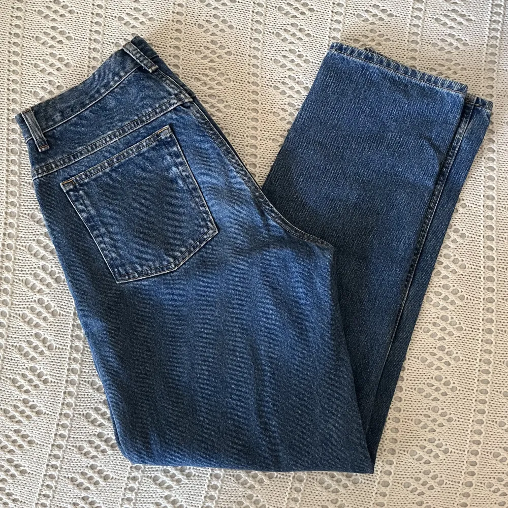 Supersnygga jeans från LL Bean, i mycket gott skick! Modellen är 1.78 och brukar bära S/M och det passar snyggt och oversized. 100% bomull. Nypris ca 1100kr. Skriv till mig vid frågor, om du vill veta exakta mått, eller om du vill se fler bilder!🫶🏻. Jeans & Byxor.