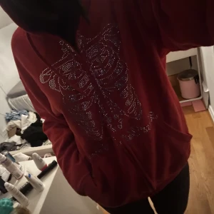 Rhinestone zip hoodie - Säljer min rhinestone zip up hoodie från Best yet to come i röd. Knappt använd och köpt för 600kr, den säljs inte längre. Skriv för fler bilder eller om du har några frågor☺️Kan tänka mig att byta mot något!
