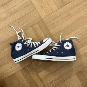 Mörkblå converse - Nästintill oanvända convere❤️ Säljer då de inte kommer till användning, supersnygga och i toppskick!❤️