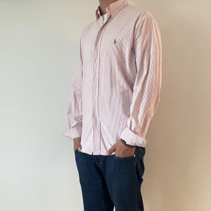Ralph Lauren Skjorta  - Ralph lauren skjorta - Storlek L-XL - varan är i jätte fint skick- modellen är 188cm och 83kg - vid frågor eller funderingar är det bara att skriva!