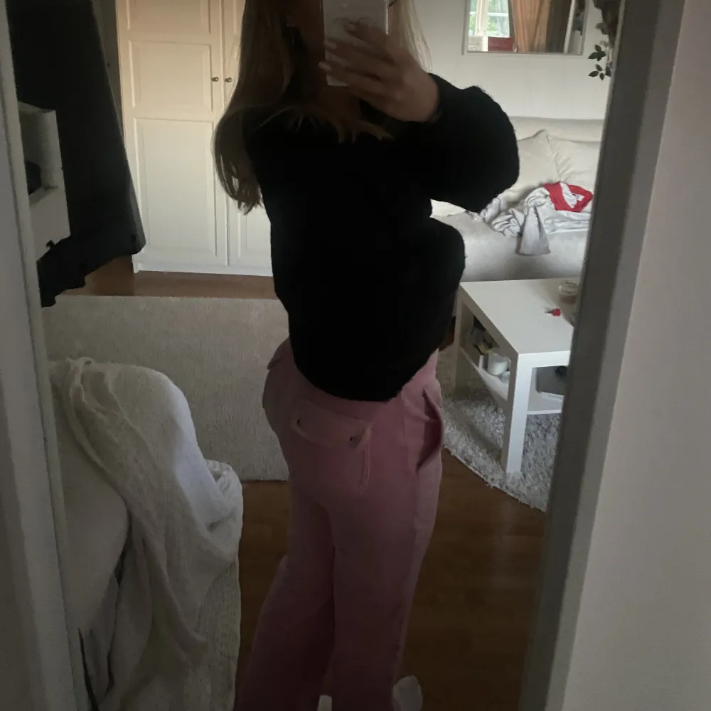 ett par snygga rosa juciy byxor, sköna och i nyskick!  jag är 163cm och de är lite långa i benen men ändå snyggt DM för fler bilder. Jeans & Byxor.