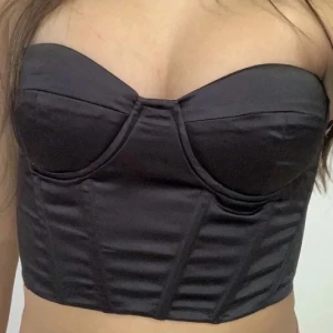 Mörk topp - (Lånad bild). Säljer denna som jag endast har testat, köpt här, men visade sig vara för liten. Knytning baktill och snygg på! 