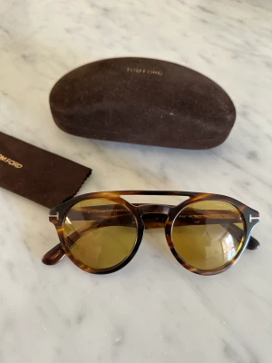 Tom Ford Solglasögon - Snygga solglasögon med gult glas. Kommer med case, duk, låda och påsen från köpet! 