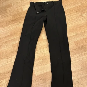 Svart lågmidjade kostymbyxor  - Säljer mina svarta lågmidjade kostymbyxor då dom var förstora för mig. Storleken är M!