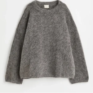 Mohair tröja  - Mohair tröja från HM. Storlek Xs, sitter snyggt oversized på mig som är 172 och vanligtvis bär small. Många intresserade, svarar så fort jag kan ❤️