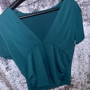 Hej, säljer denna gröna topp/ tröjan från bik bok. ❤️